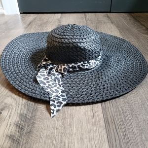 NWOT Floppy Beach Hat / Leopard Accent